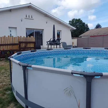 Holiday home Charmante Maison Avec Piscine Entre Et *