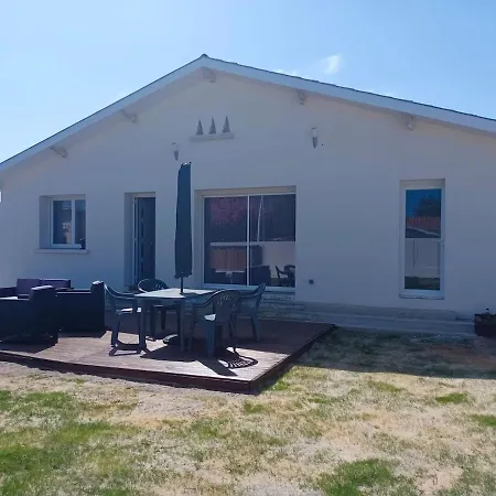 Holiday home Charmante Maison Avec Piscine Entre Et