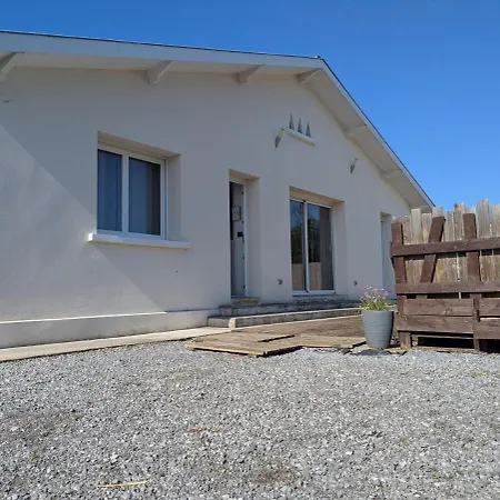 Holiday home Charmante Maison Avec Piscine Entre Et *