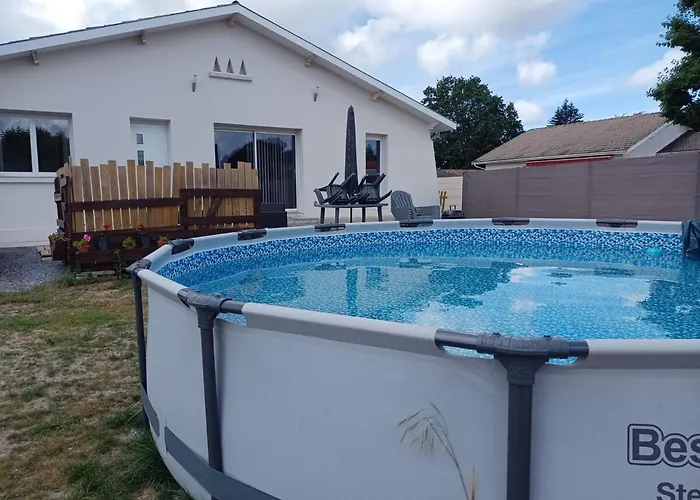 Holiday home Charmante Maison Avec Piscine Entre Et *