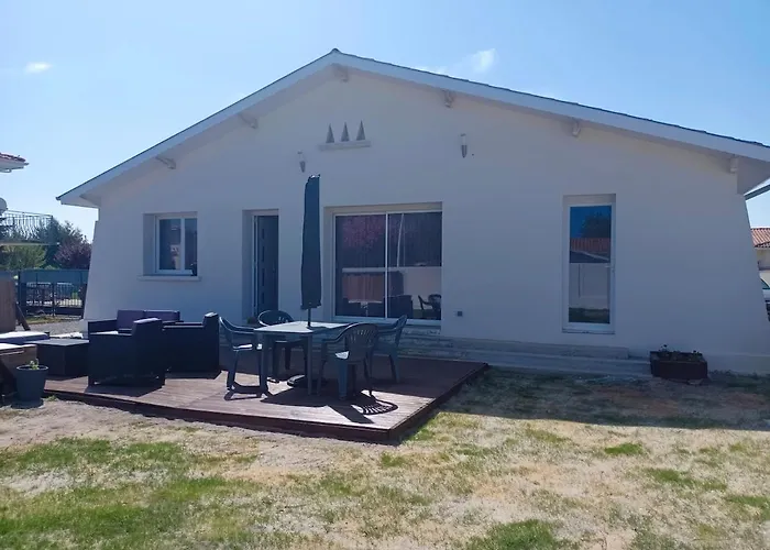 Holiday home Charmante Maison Avec Piscine Entre Et